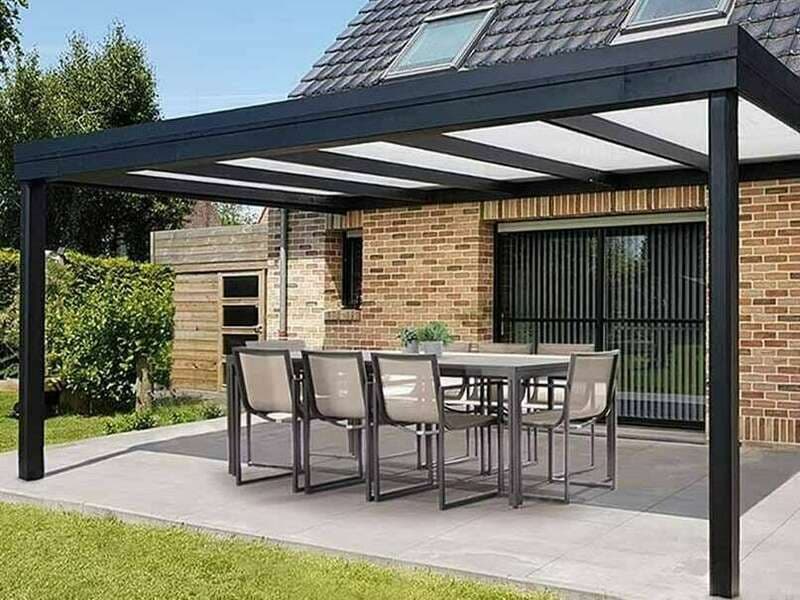 Pergola en aluminium anthracite à toiture translucide au-dessus d'une table de terrasse